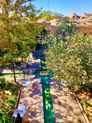 محوطه هتل بوتیک قهرمانی قزوین