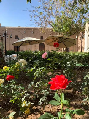 محوطه هتل بوتیک قهرمانی قزوین