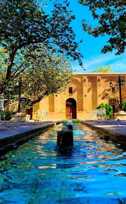 محوطه هتل بوتیک قهرمانی قزوین