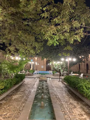 محوطه هتل بوتیک قهرمانی قزوین