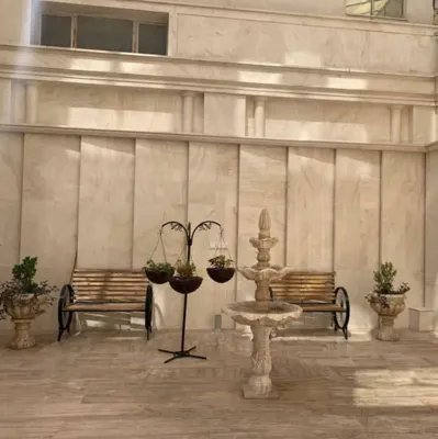 محوطه هتل مونا