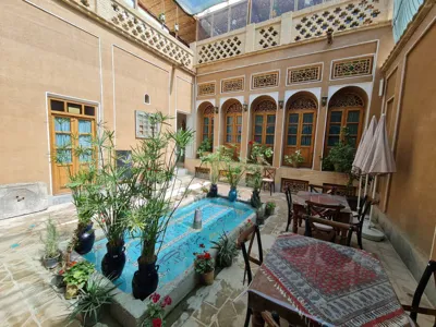 محوطه عمارت طاووسیه