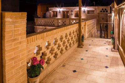 محوطه عمارت طاووسیه