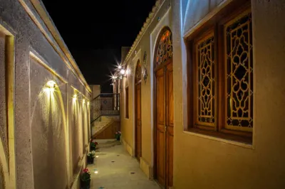 محوطه عمارت طاووسیه