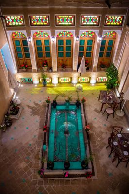 محوطه عمارت طاووسیه