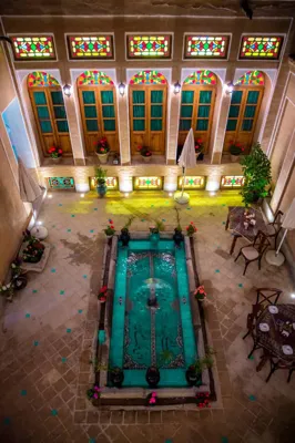 محوطه عمارت طاووسیه