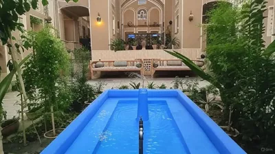 محوطه هتل سنتی جاده ابریشم یزد