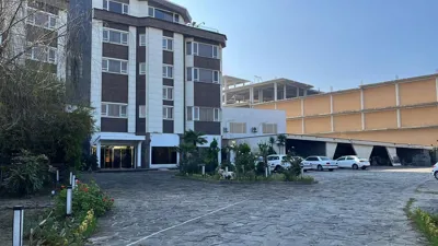 محوطه هتل اسپینل محموداباد