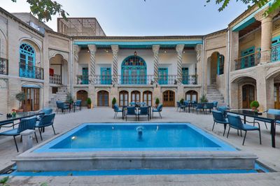 محوطه اقامتگاه سنتی آریانا مهر کرمانشاه