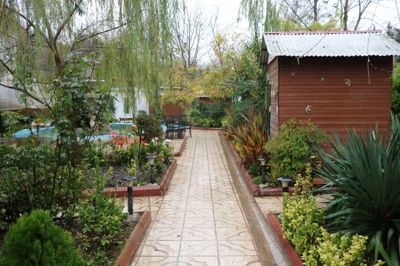 محوطه خانه مسافر ستاره شهران رودبار