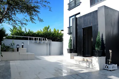 محوطه خانه مسافر آرمیا رز نوشهر