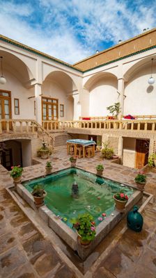 محوطه اقامتگاه سنتی کاشانه روشن کاشان