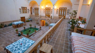 محوطه اقامتگاه سنتی کاشانه روشن کاشان