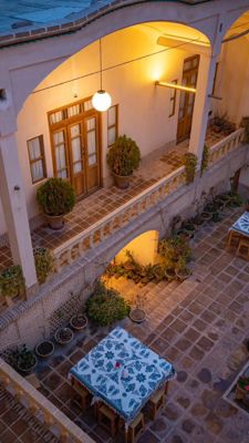 محوطه اقامتگاه سنتی کاشانه روشن کاشان