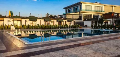 استخر محوطه هتل ددمان وان