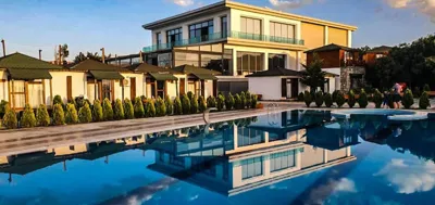 استخر هتل ددمان وان