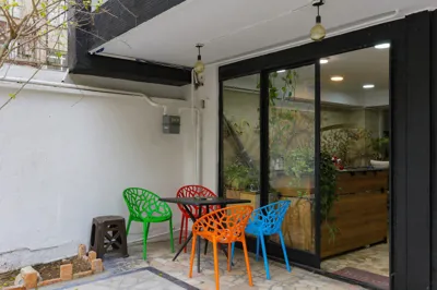 محوطه مهمانپذیر ترنج تهران