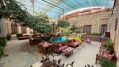 محوطه هتل سنتی پارسیک یزد