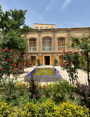 نمای اقامتگاه سنتی آوا همدان