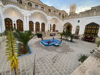 محوطه هتل سنتی آمیرزا کاشان