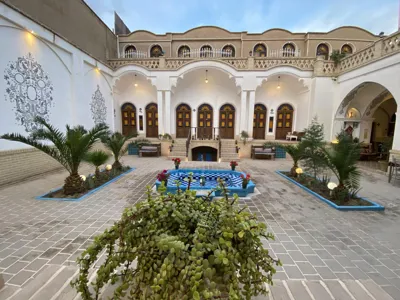 محوطه هتل سنتی آمیرزا کاشان