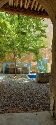 محوطه اقامتگاه بوم گردی آقبلاغ لالجین