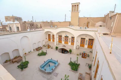 محوطه اقامتگاه سنتی سرای تقی خان کاشان