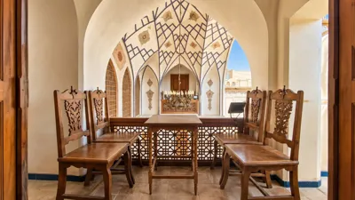 تراس هتل بوتیک مهینستان راهب کاشان