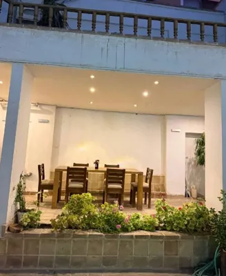 محوطه خانه مسافر نارسیس اصفهان