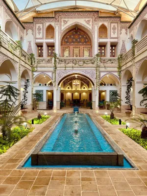 محوطه هتل سنتی عمارت ماندگار کاشان