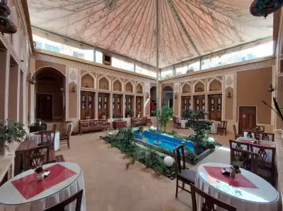 فضای حیاط هتل رویای قدیم یزد