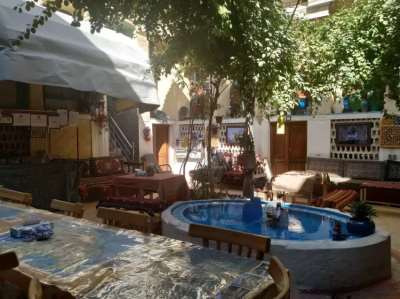 حیاط اقامتگاه