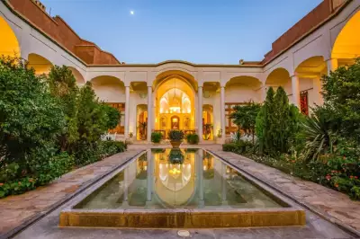 حیاط اندورنی-غروب